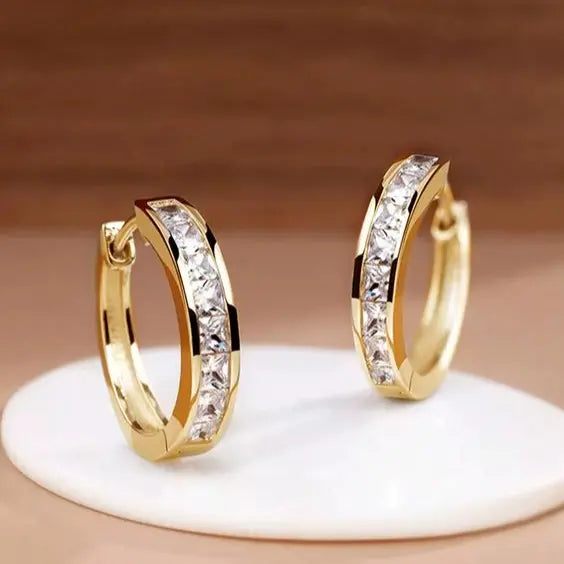 Pendientes elegantes de oro y cristales
