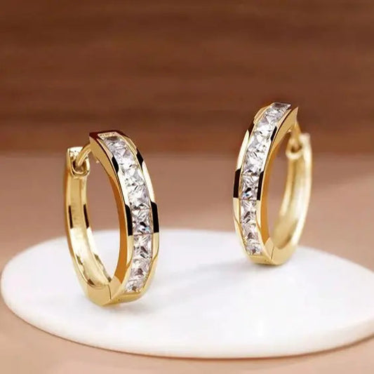 Pendientes elegantes de oro y cristales