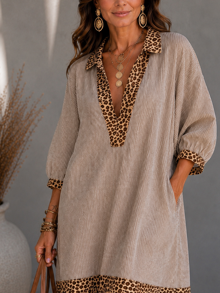 Vestido con paneles estampados de leopardo, mangas abullonadas y camisa a rayas.